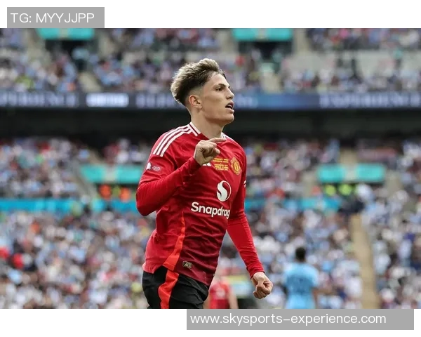 友谊赛激战：里昂与曼联战成平局红牌争议引发全场热议